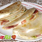 Piadina ricetta tricolore con insalata crudo e stracciatella