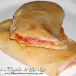 Panzerotti al forno ripieni di prosciutto e mozzarella